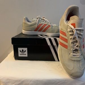 Grey samba with salmon stripe